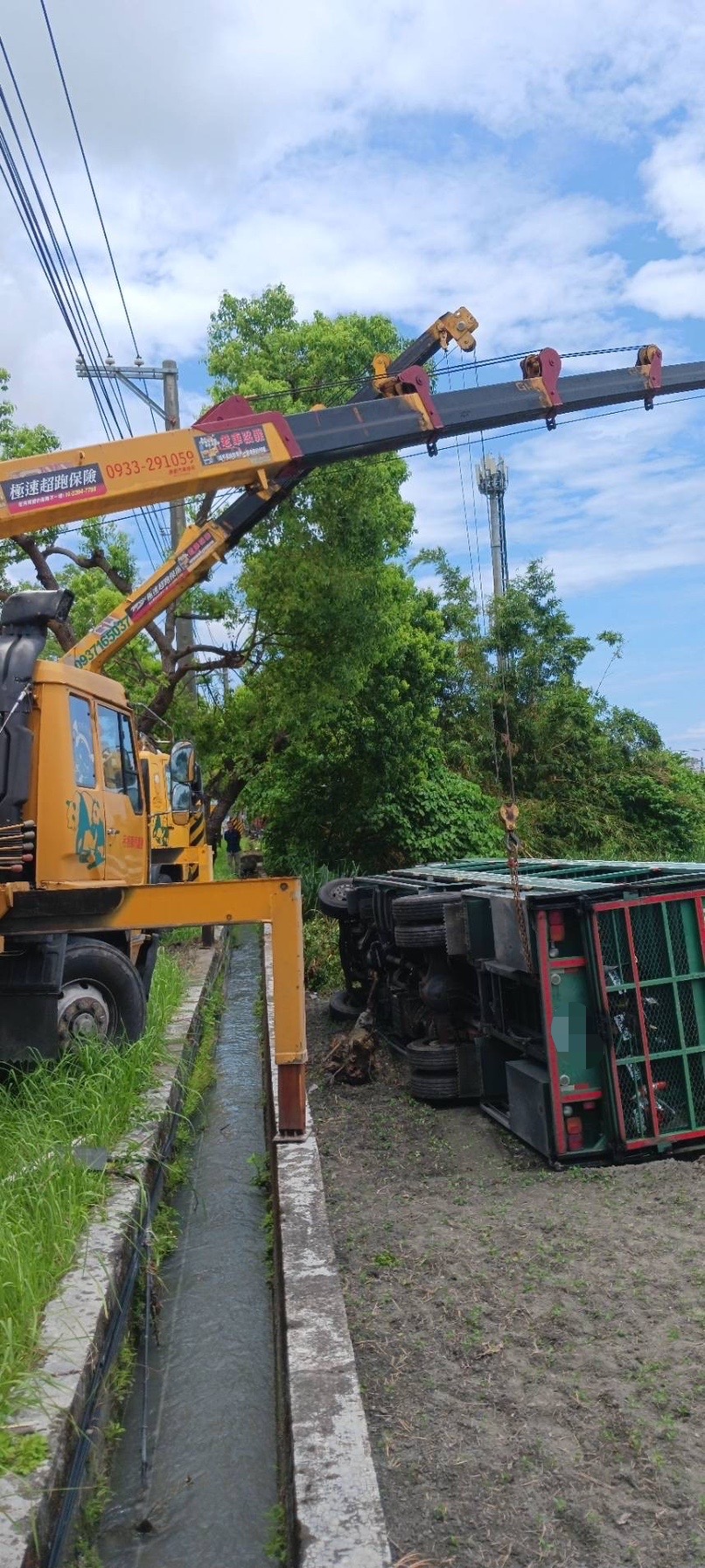 啟佳道路救援 大貨車翻覆田間吊掛實例