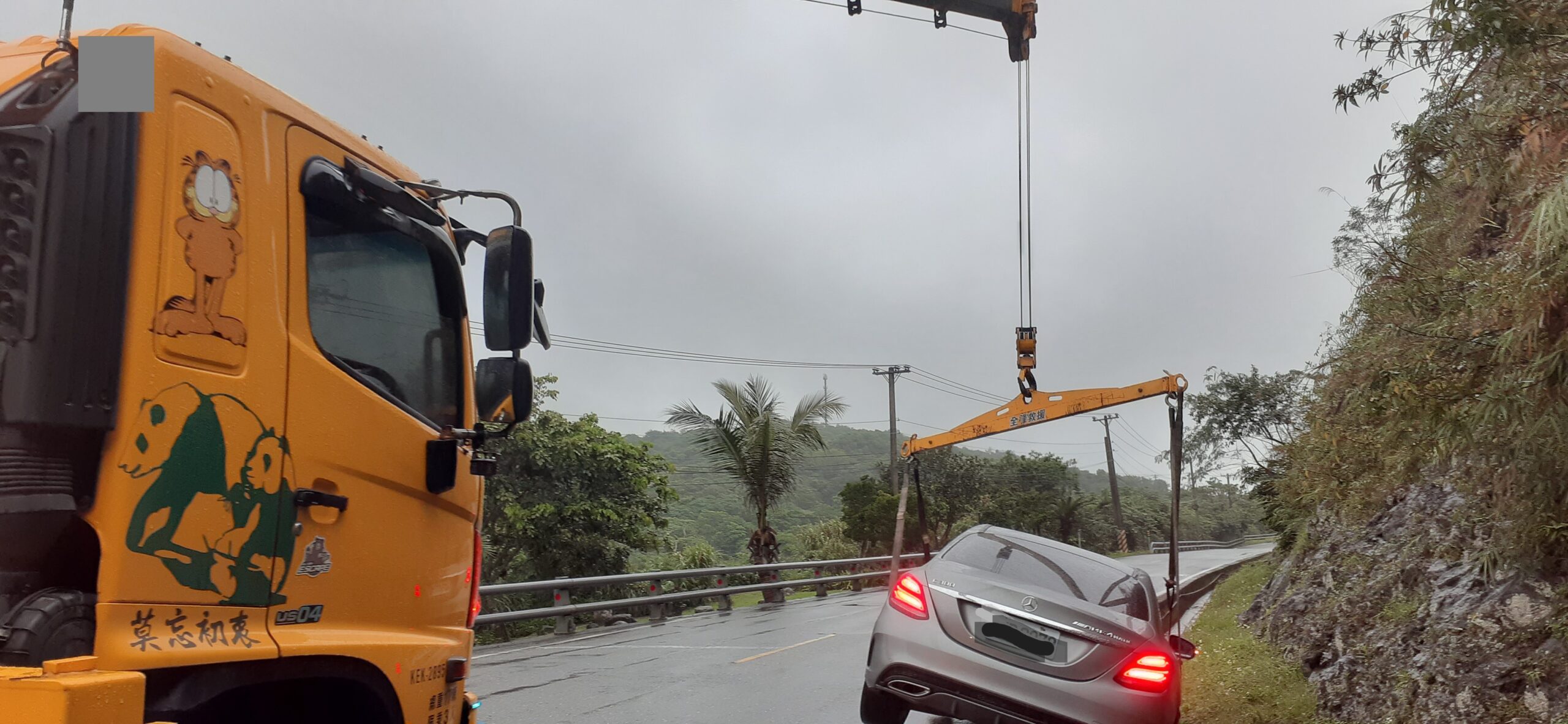 啟佳道路救援 車輛輪胎掉水溝吊離實際案例