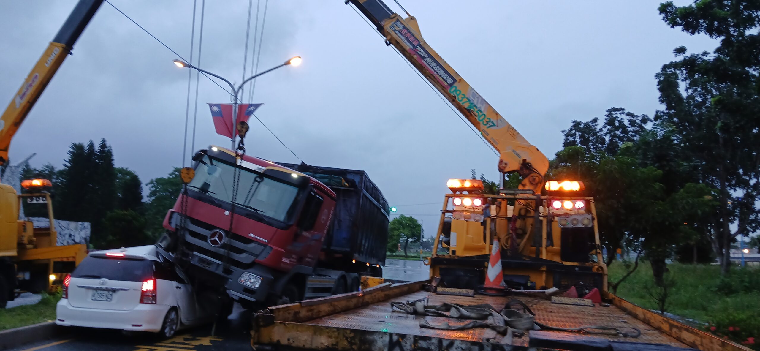 啟佳道路救援 聯結車車禍事故拖離