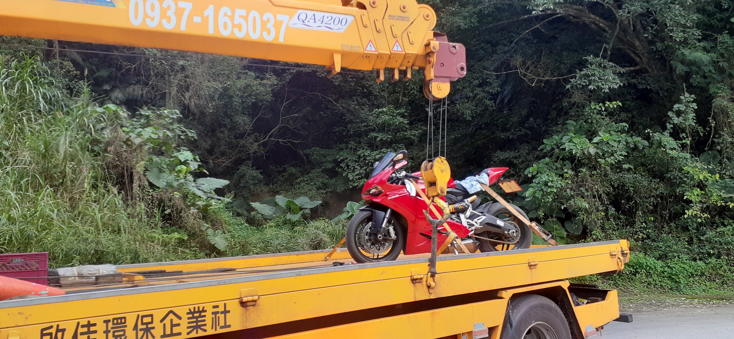 啟佳道路救援 重機拖吊實際案例 使用重機架固定