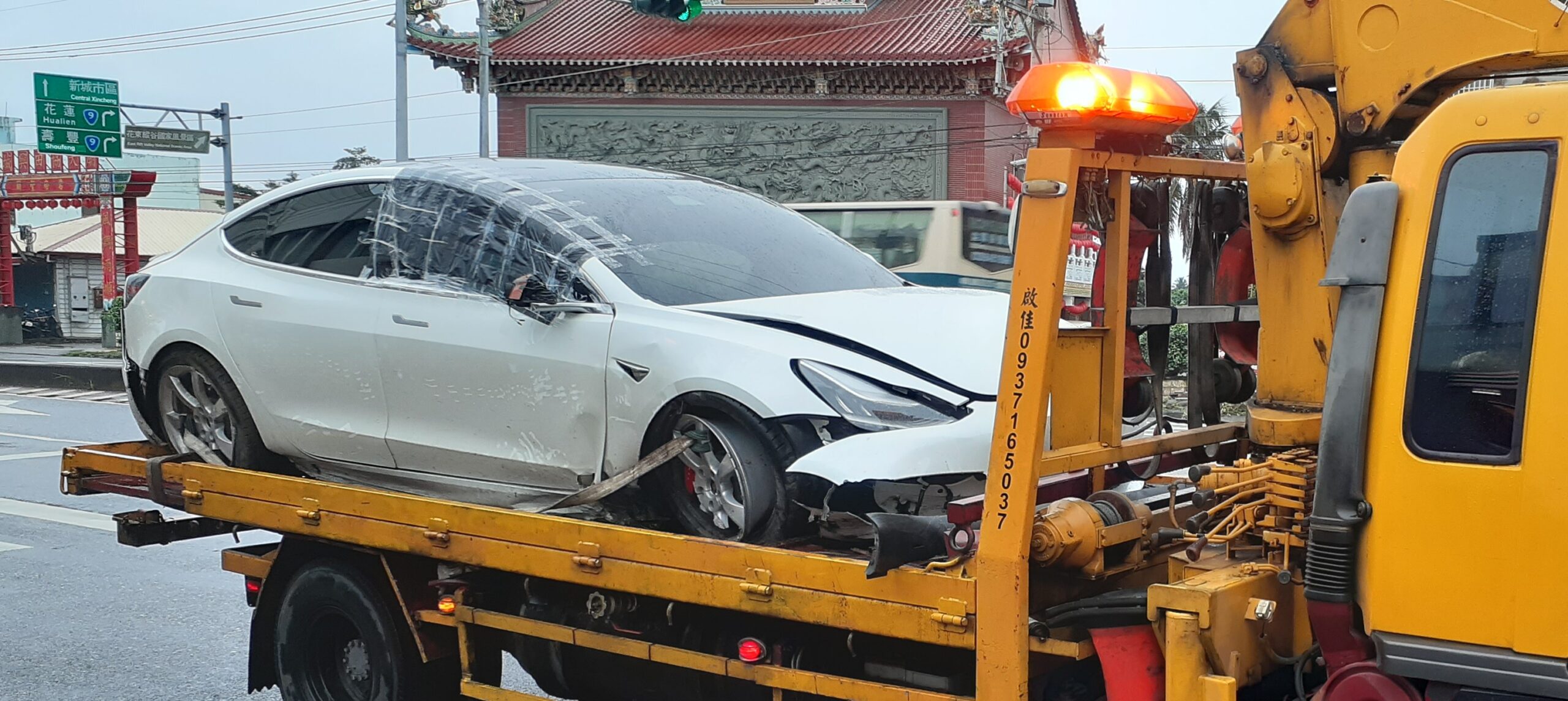花蓮平板拖吊 - 新城老街特斯拉事故 新城老街特斯拉事故 擋風玻璃車頭全損