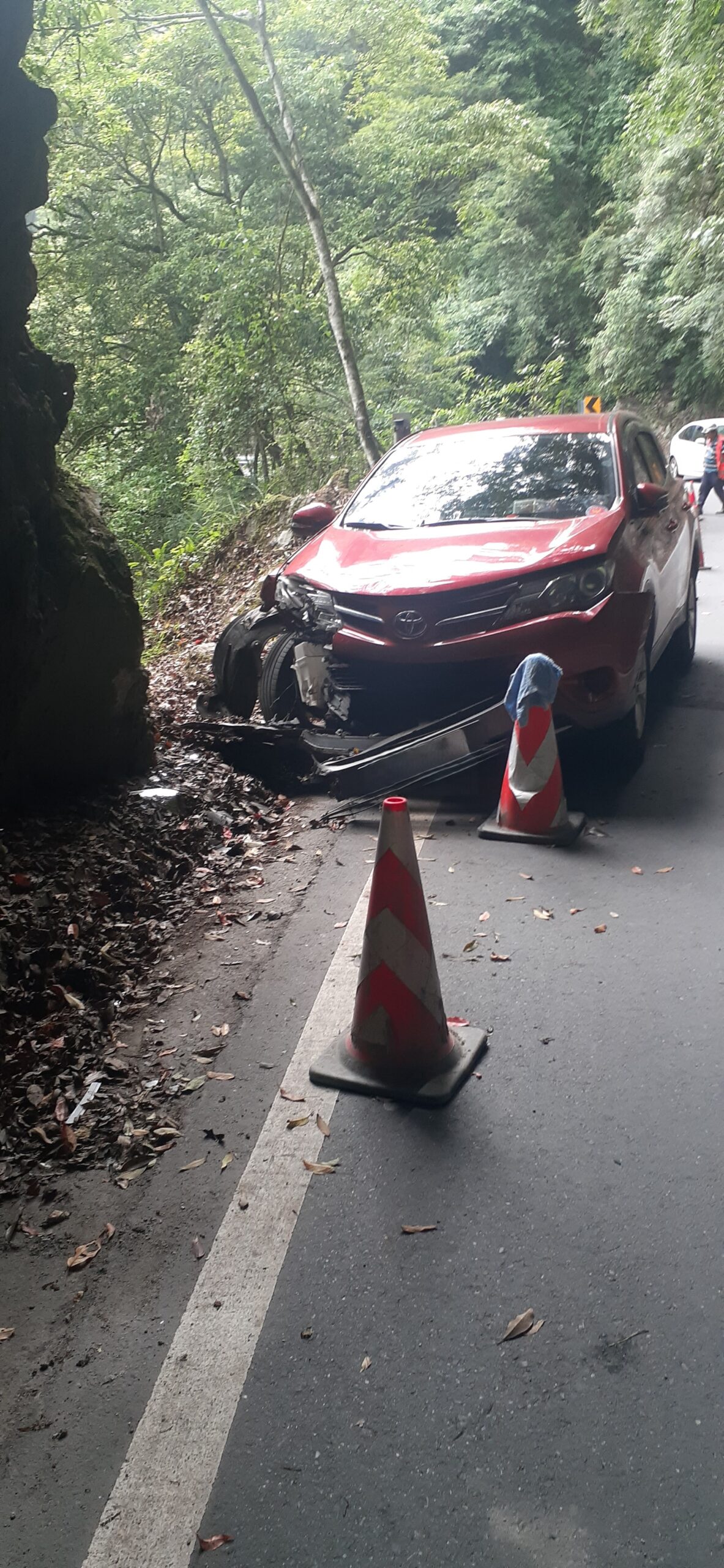 中橫公路自撞山壁事故 車頭嚴重毀損