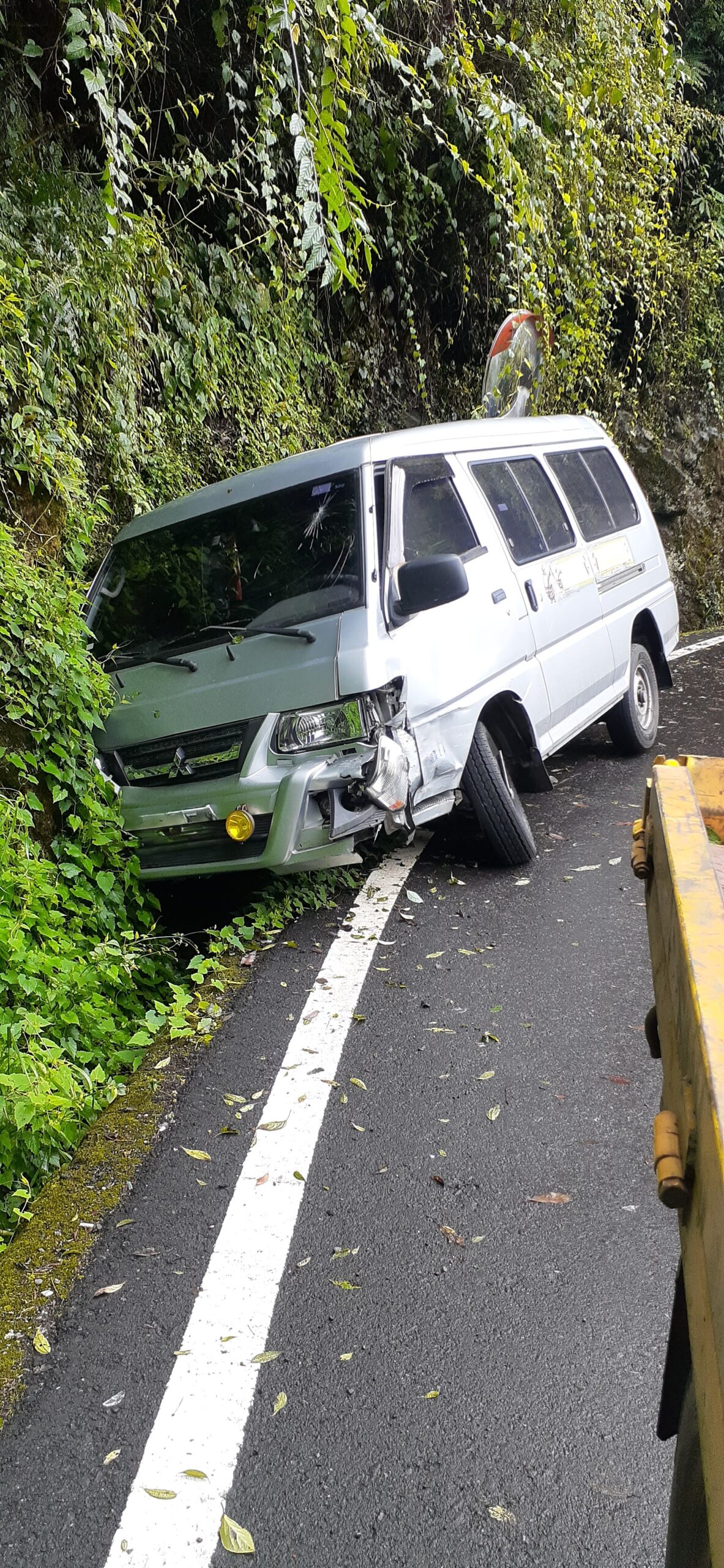 大禹嶺輪胎陷入水溝 水箱受損