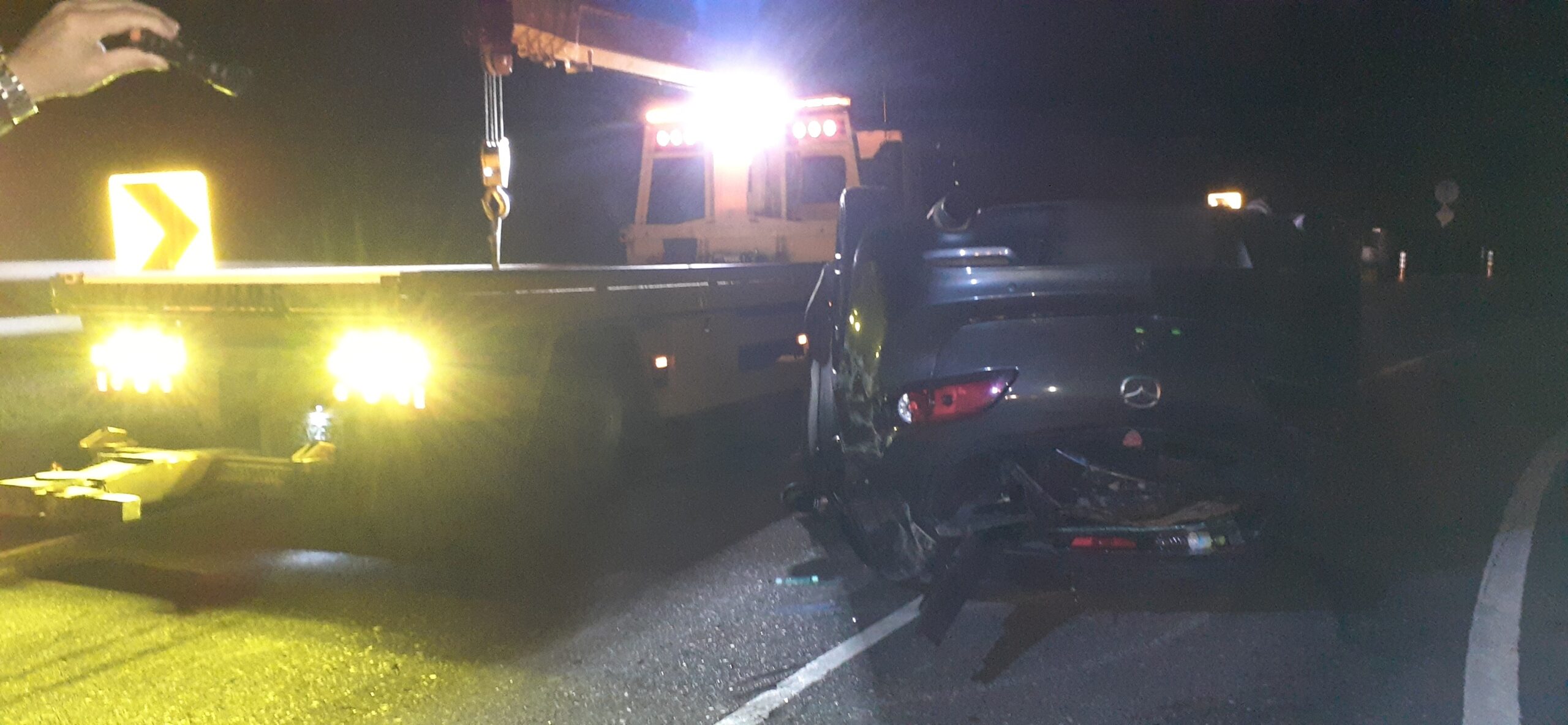花蓮事故拖吊 - 鹽寮轎車吊掛扶正 花蓮鹽寮轎車事故翻覆吊掛扶正