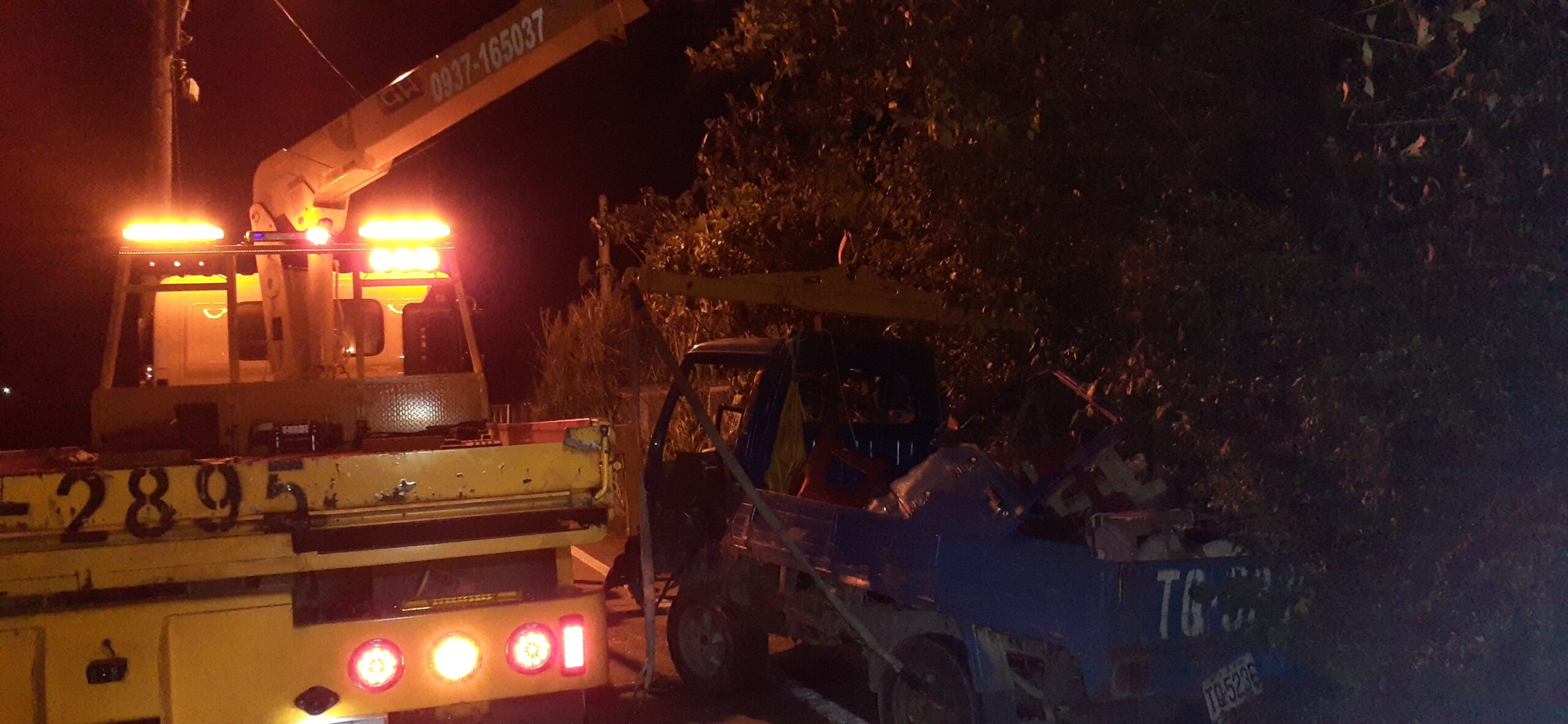 花蓮事故拖吊 - 石梯坪小貨車自撞案例 花蓮石梯坪小貨車凌晨自撞救援
