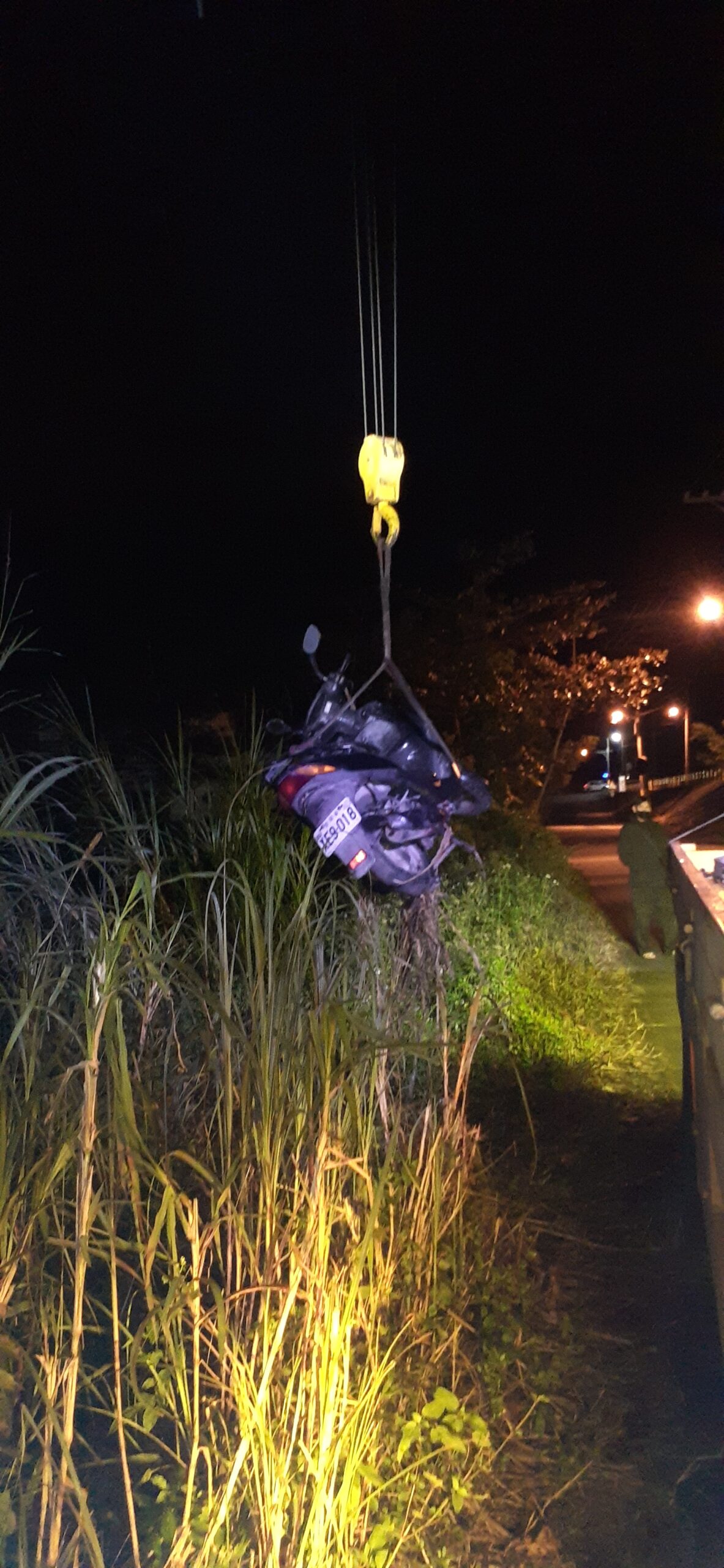 花蓮輪胎掉水溝救援 - 機車衝入草叢案例 白牌機車衝入草叢 吊掛救援