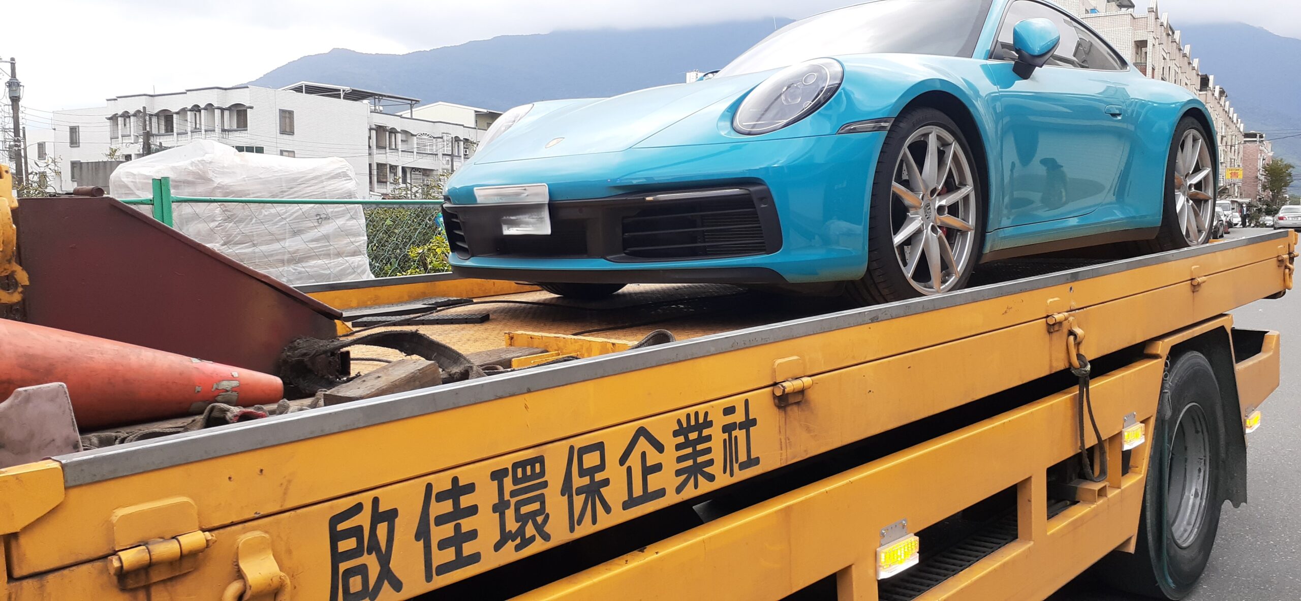 花蓮低底盤拖吊 - 保時捷案例二 花蓮保時捷低底盤裝載作業