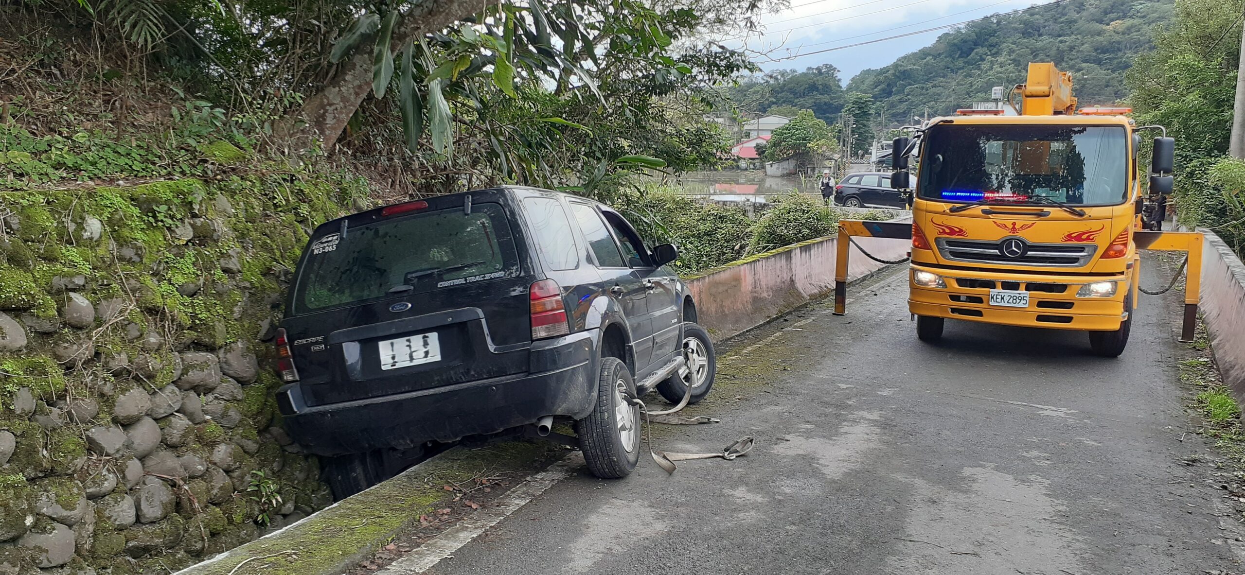 花蓮輪胎掉水溝救援 - 九虹新月山莊案例 九虹新月山莊路段車輛掉水溝案例