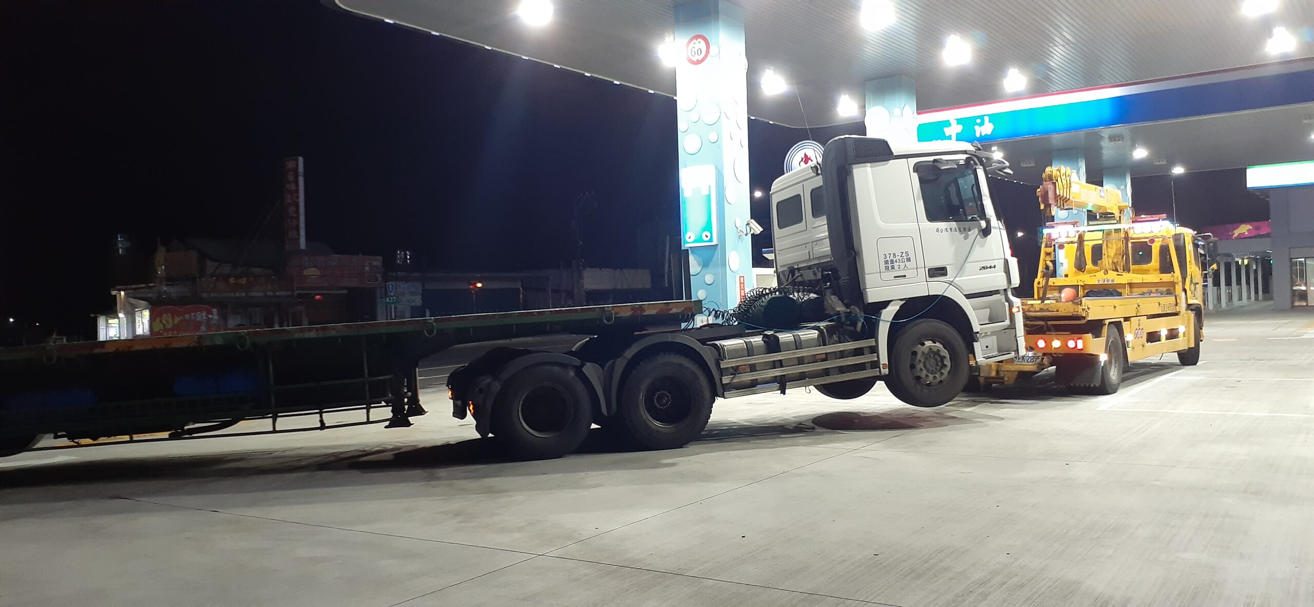 花蓮賓士聯結車含板台拖救案例