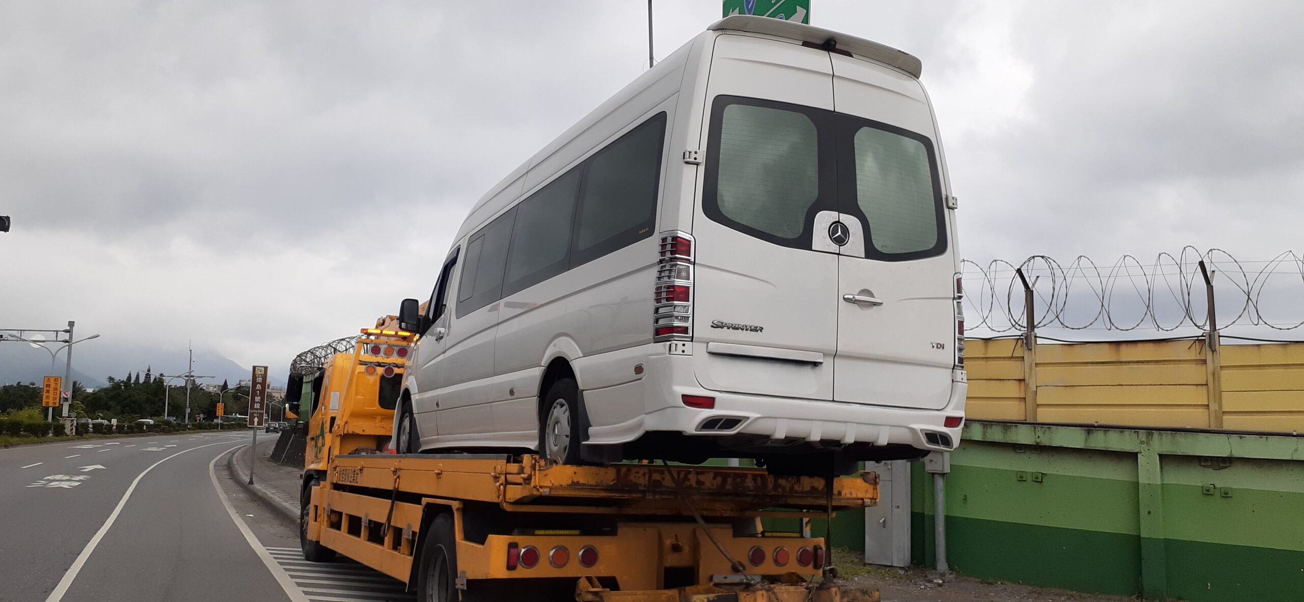 花蓮平板拖吊 - 保母車全載拖運 花蓮保母車全載平板拖運