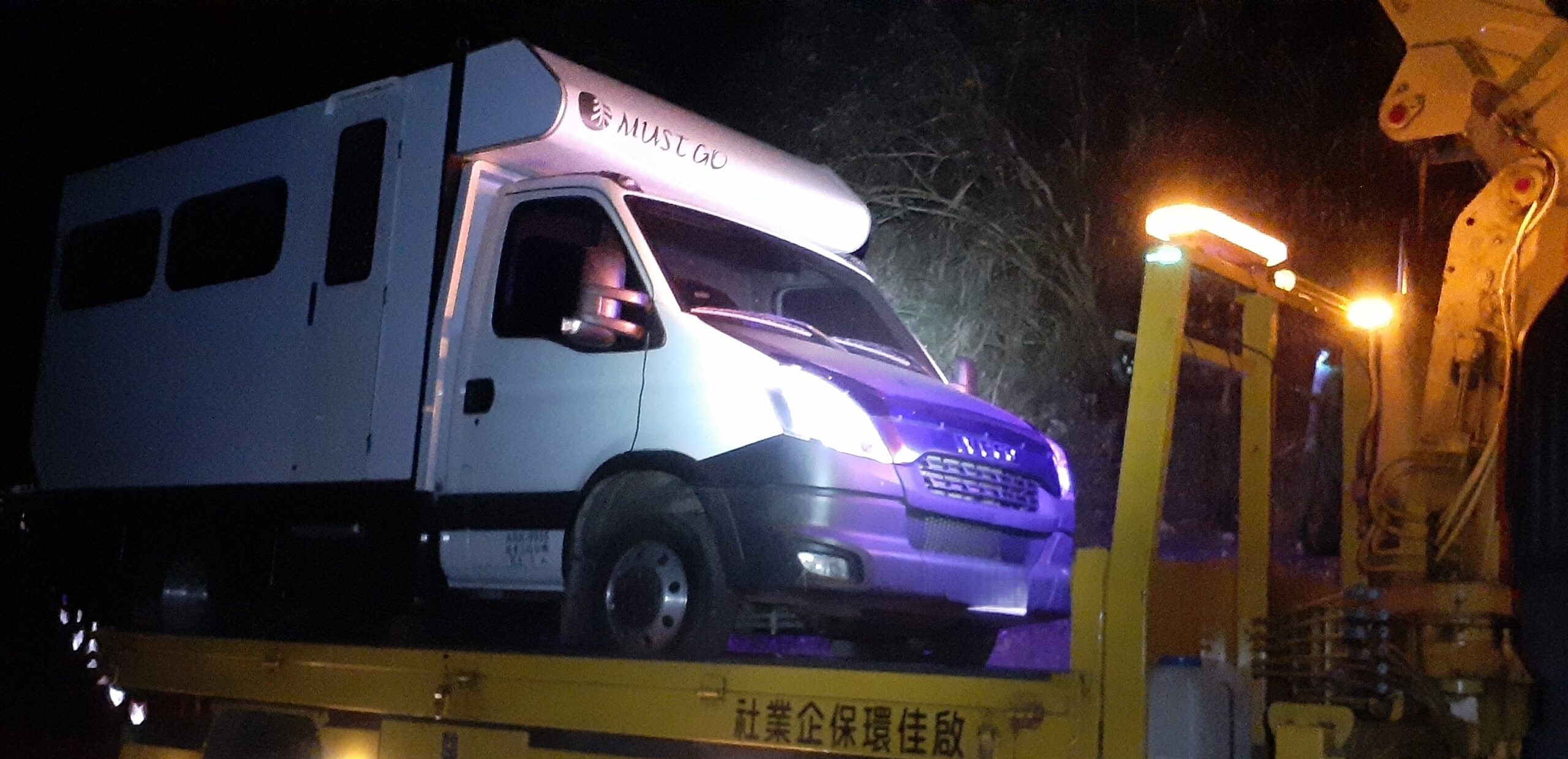 花蓮平板拖吊 - 南澳露營車案例一 花蓮南澳露營車平板拖吊救援案例一
