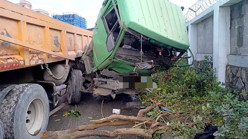 花蓮FUSO聯結車頭自撞圍牆事故救援