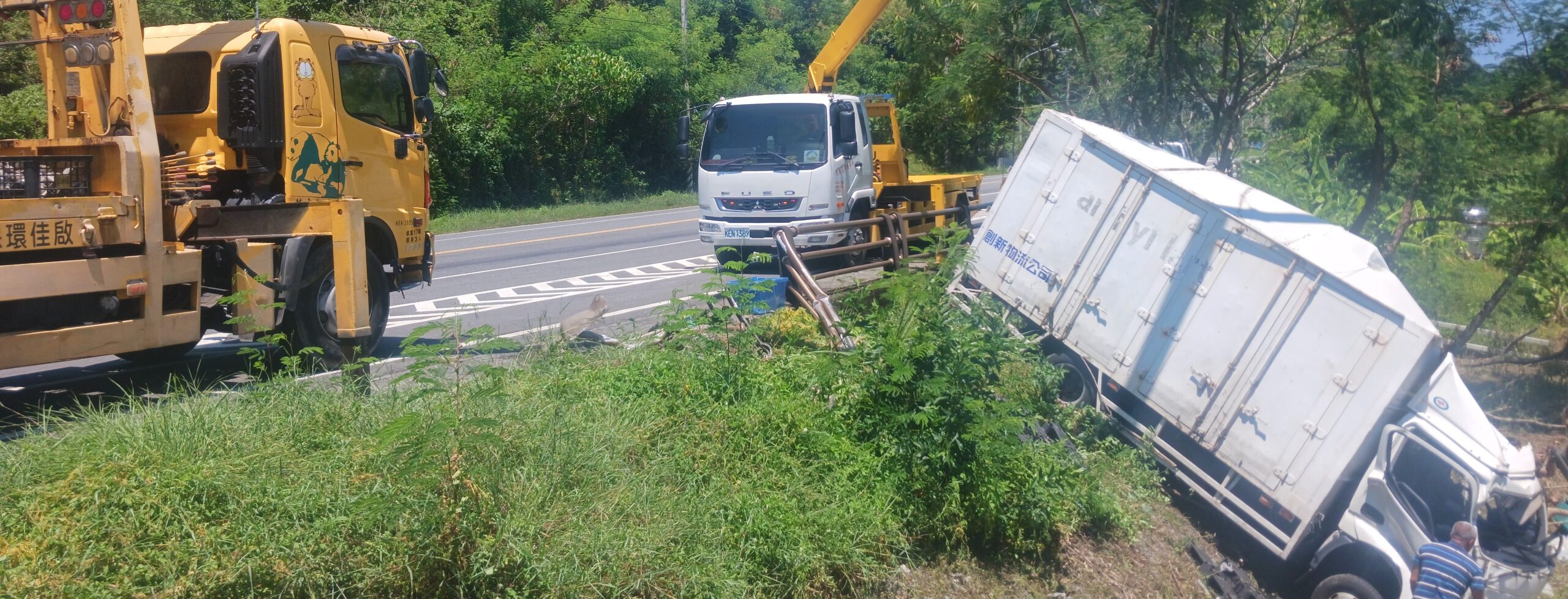 新社路段車輛衝破圍欄摔落橋下事故現場