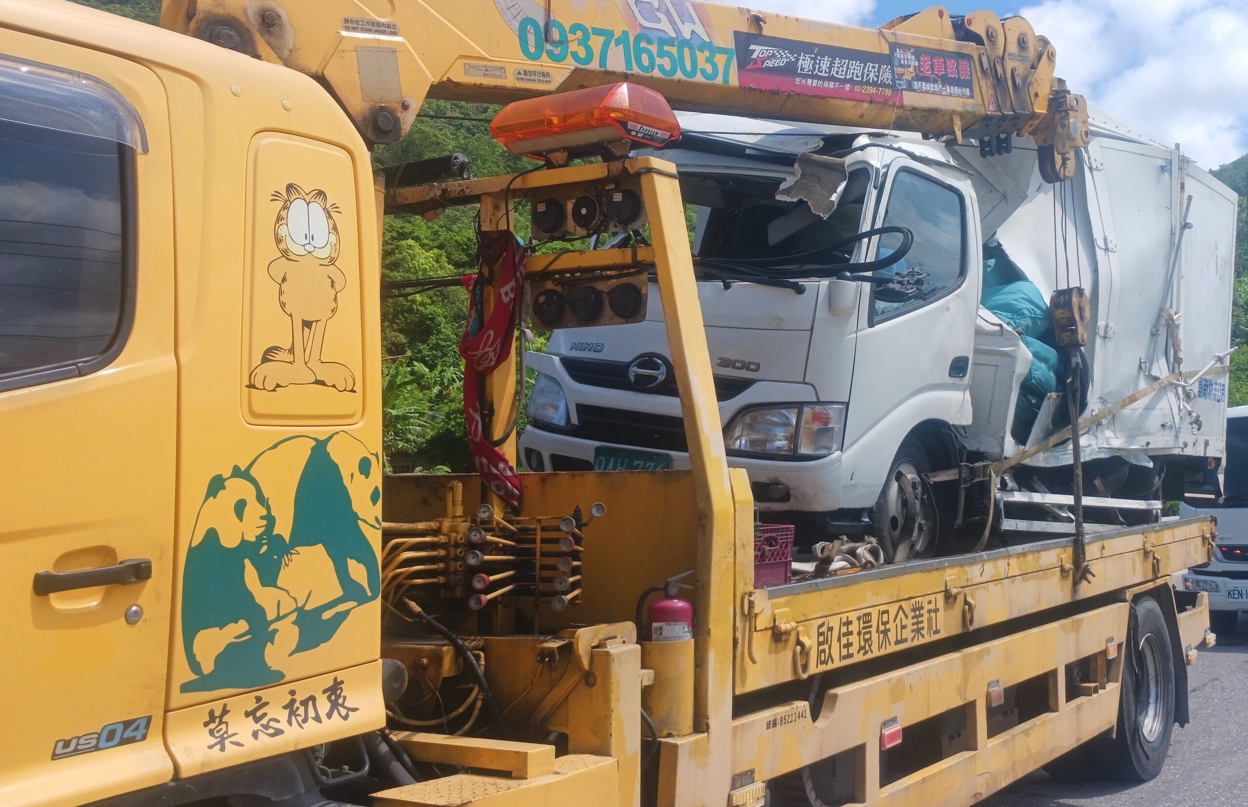新社路段車輛摔落橋下吊掛救援作業