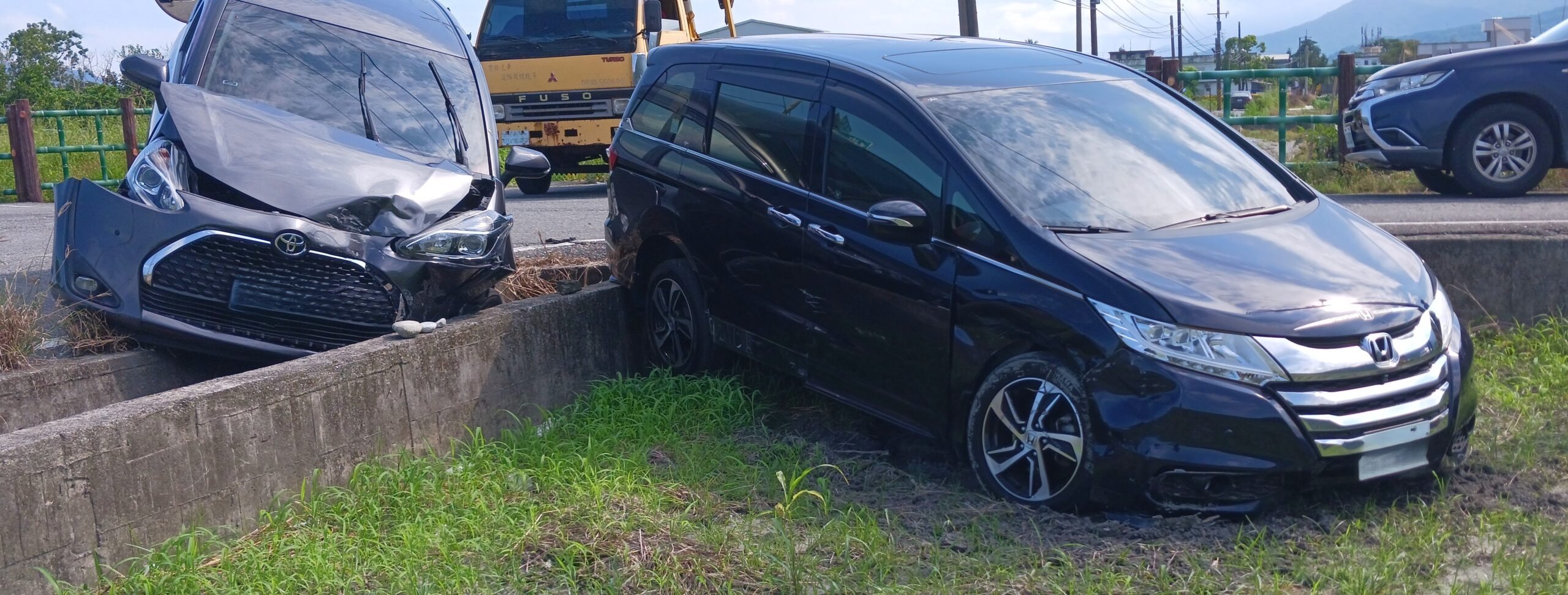 花蓮事故拖吊 - 飛入田間水溝案例一 花蓮車禍對撞飛入田間水溝事故現場