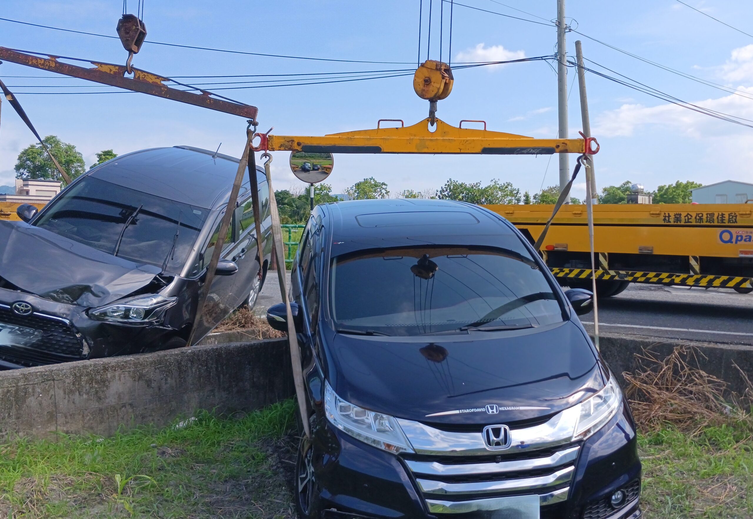花蓮事故拖吊 - 飛入田間水溝案例二 花蓮車禍對撞飛入田間水溝吊掛作業