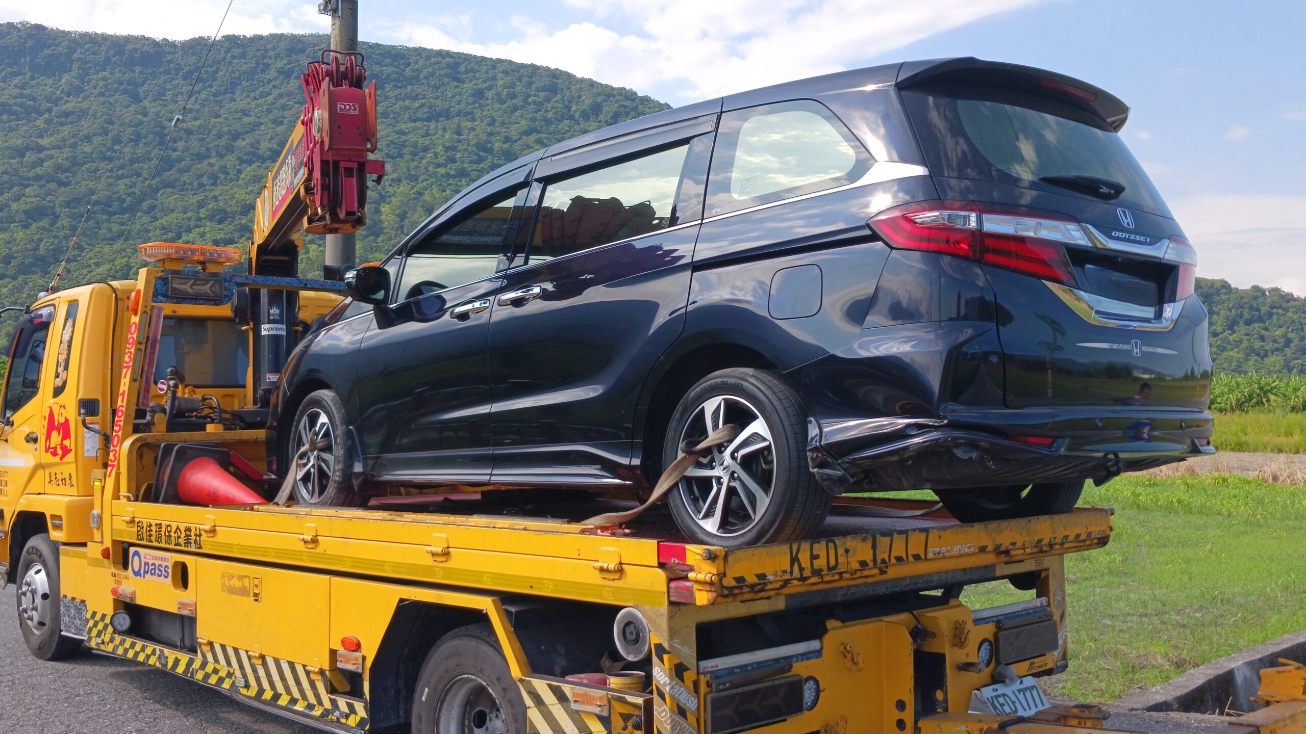 花蓮事故拖吊 - 飛入田間水溝案例三 花蓮車禍對撞飛入田間水溝拖離現場
