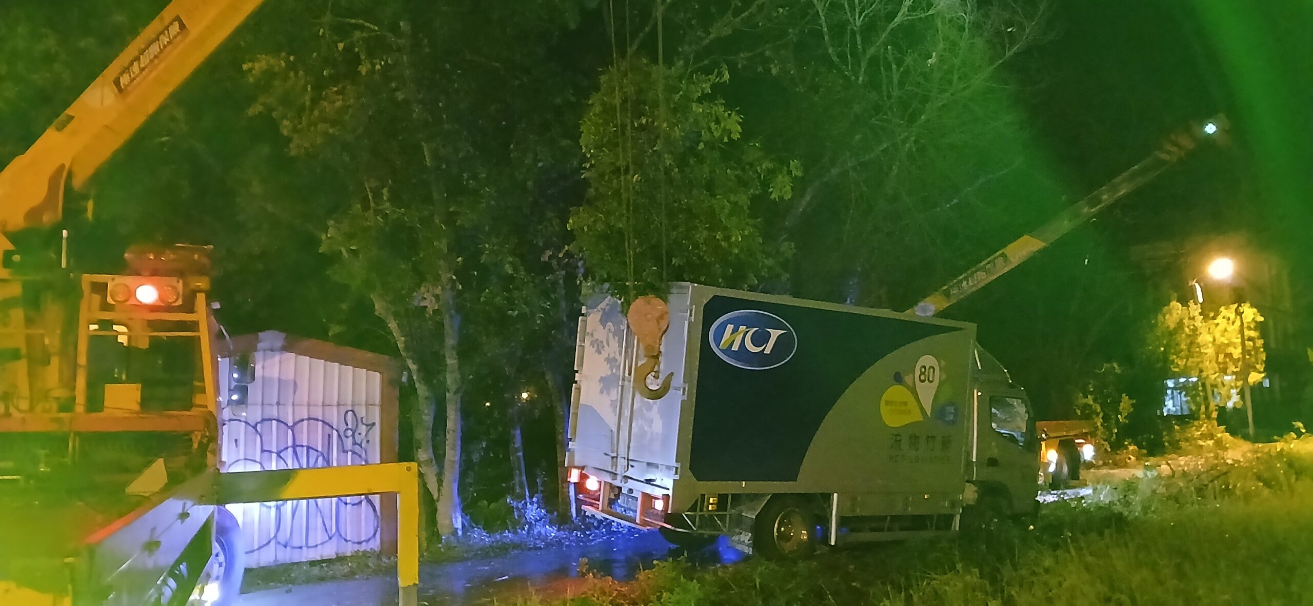 新竹貨運貨車跌落山坡事故現場