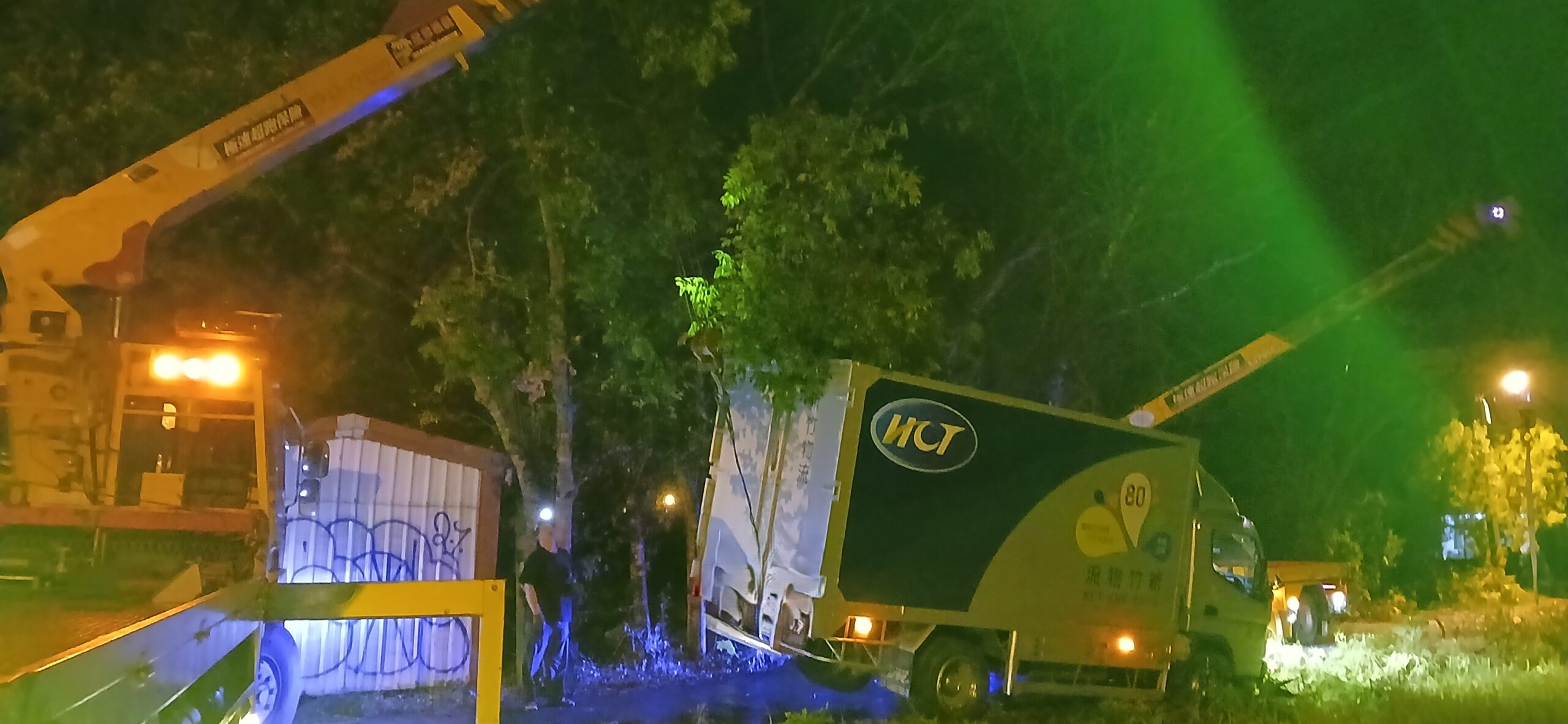 新竹貨運貨車跌落山坡吊掛救援