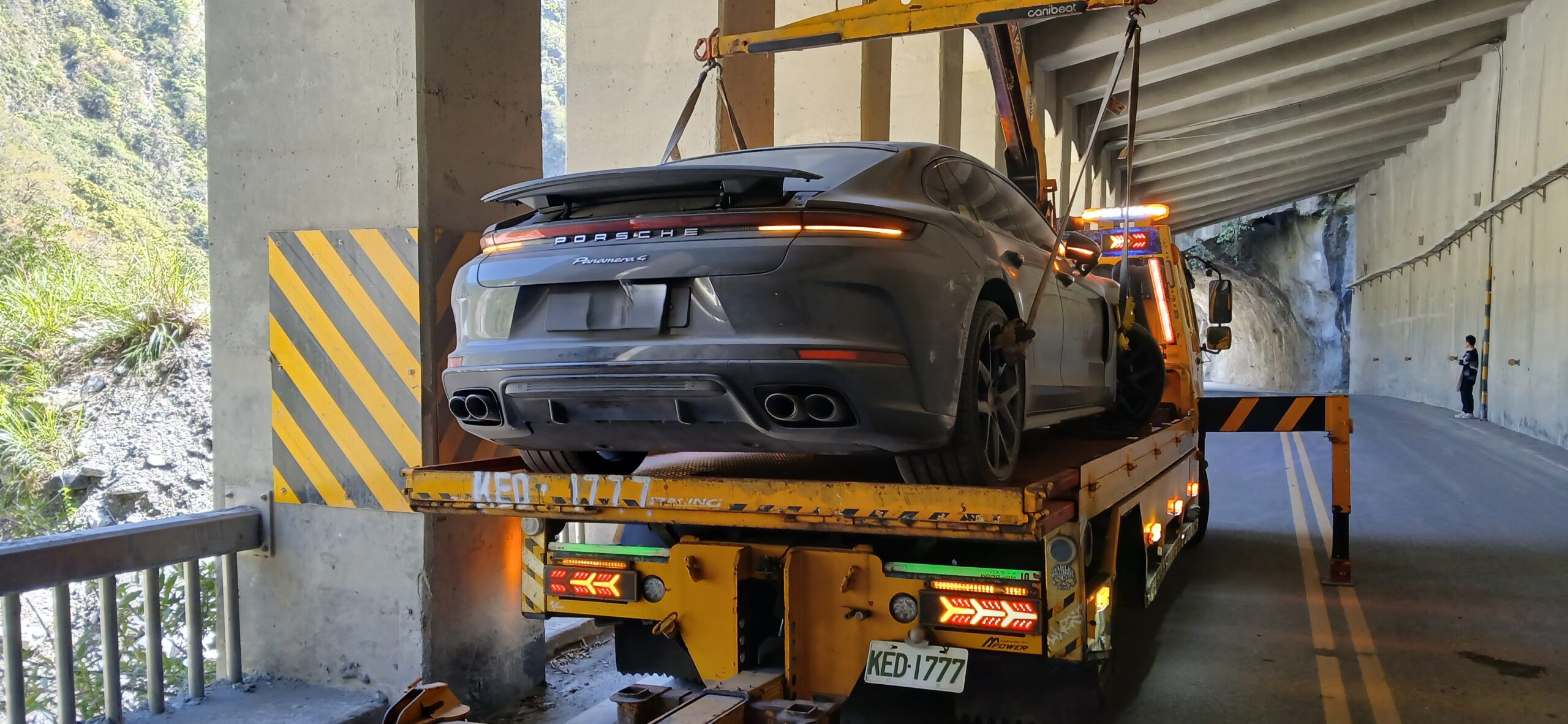 保時捷Panamera低底盤事故緩坡引道上車
