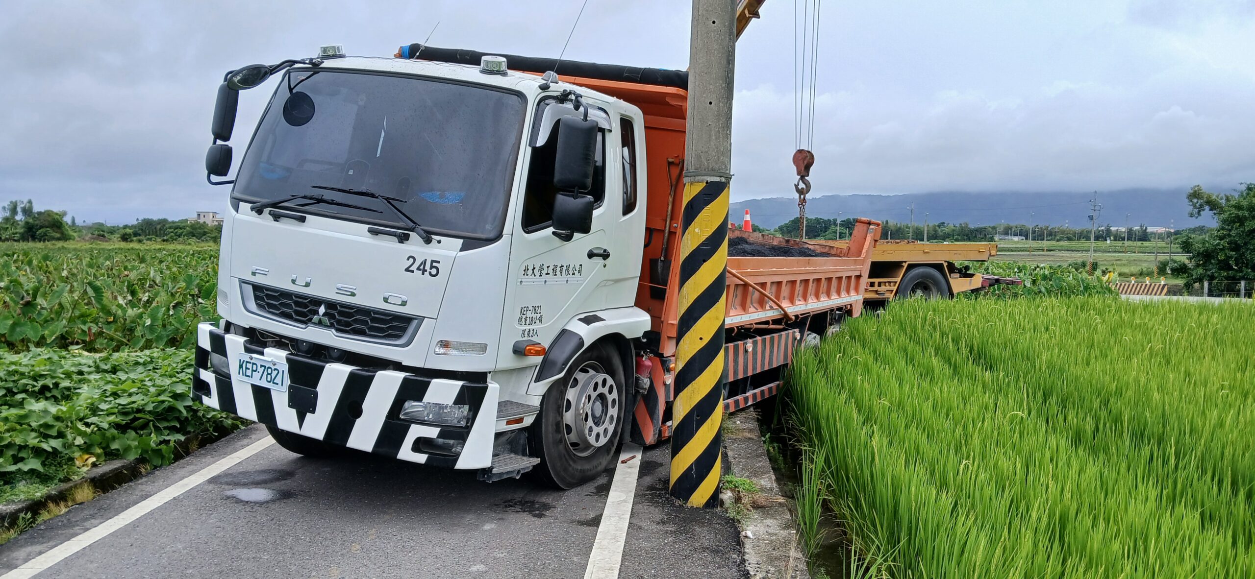 花蓮傾卸斗貨車轉彎輪胎掉入田中案例1