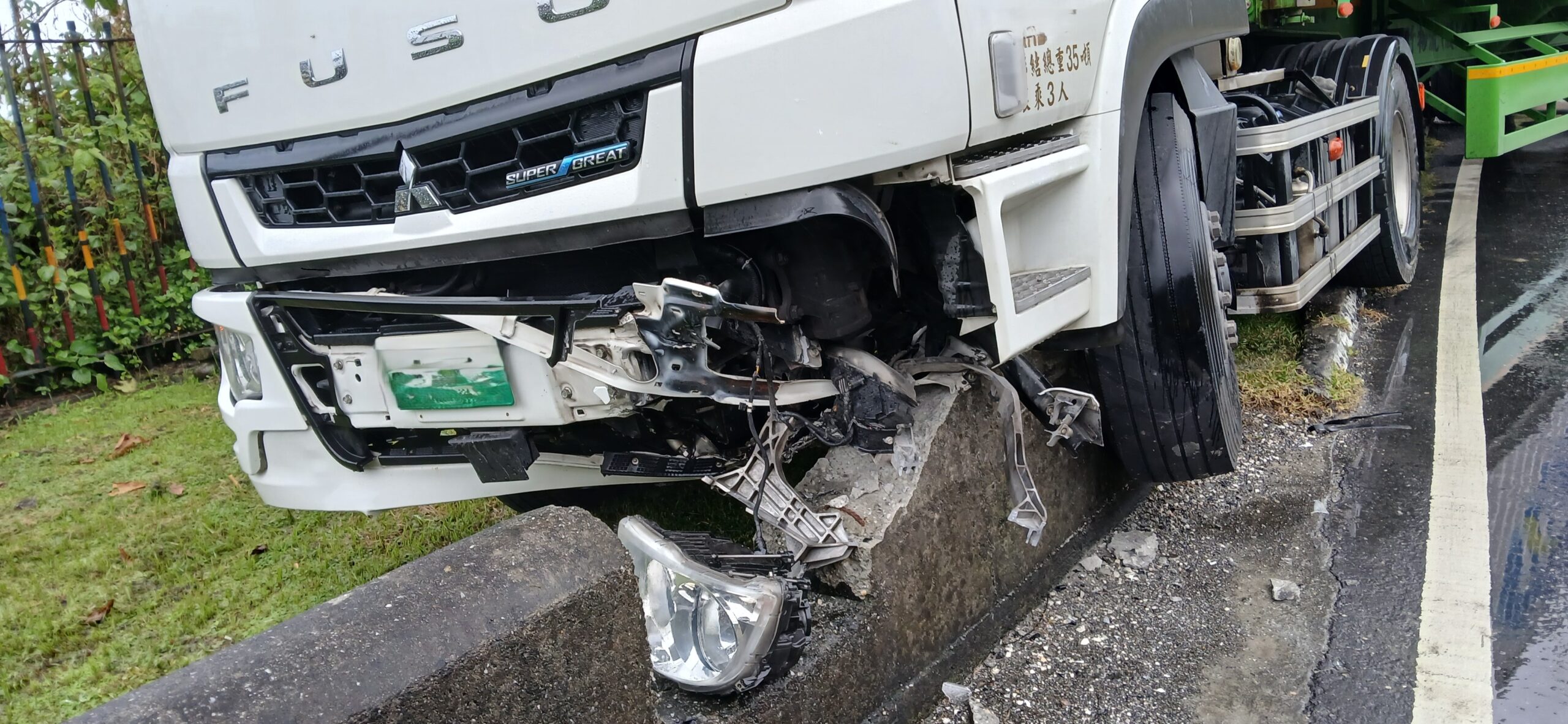 花蓮事故拖吊 - 聯結車撞橋墩案例 花蓮聯結車事故撞橋墩案例