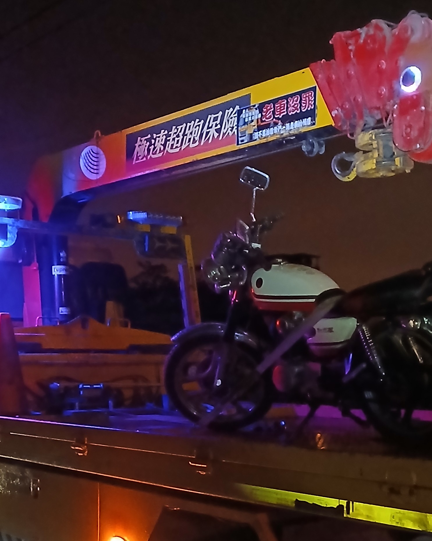 花蓮輪胎掉水溝救援 - 東華大學案例救援 花蓮東華大學路段摔到田埂水溝救援作業