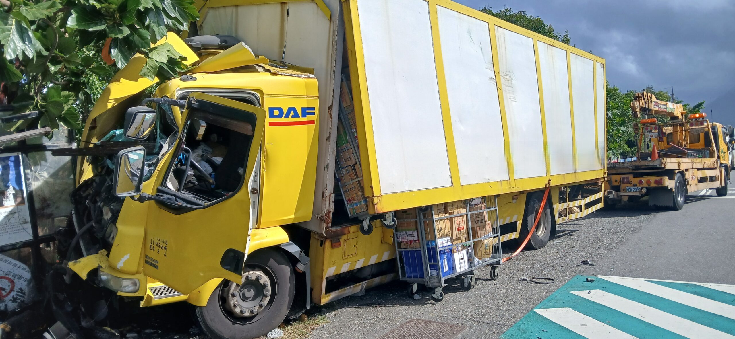 花蓮事故拖吊 - 達富貨櫃車事故案例一 達富17噸貨櫃車自撞成功鎮事故案例一