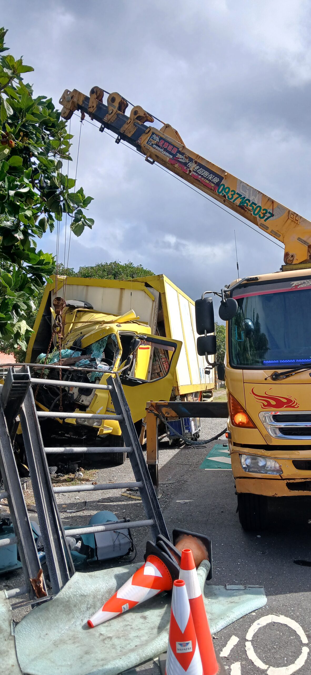 花蓮事故拖吊 - 達富貨櫃車事故案例二 達富17噸貨櫃車自撞成功鎮事故案例二