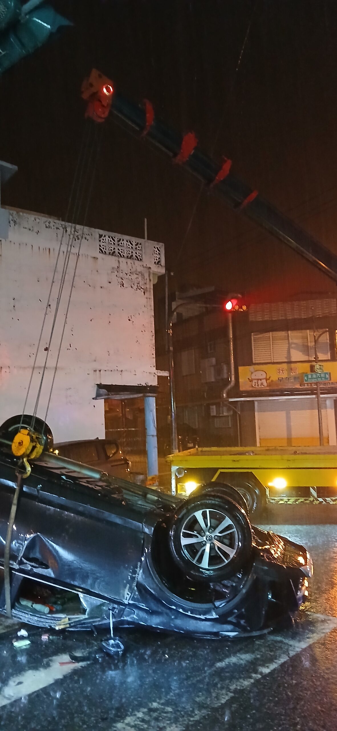 花蓮夜間重大交通事故現場示意，道路救援人員抵達準備處理事故車輛