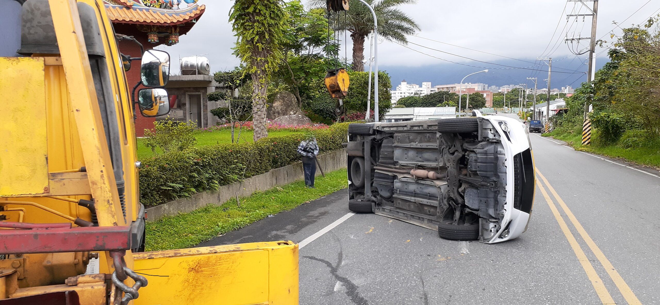 花蓮事故拖吊 - 側躺吊掛案例 事故車輛側躺吊掛救援