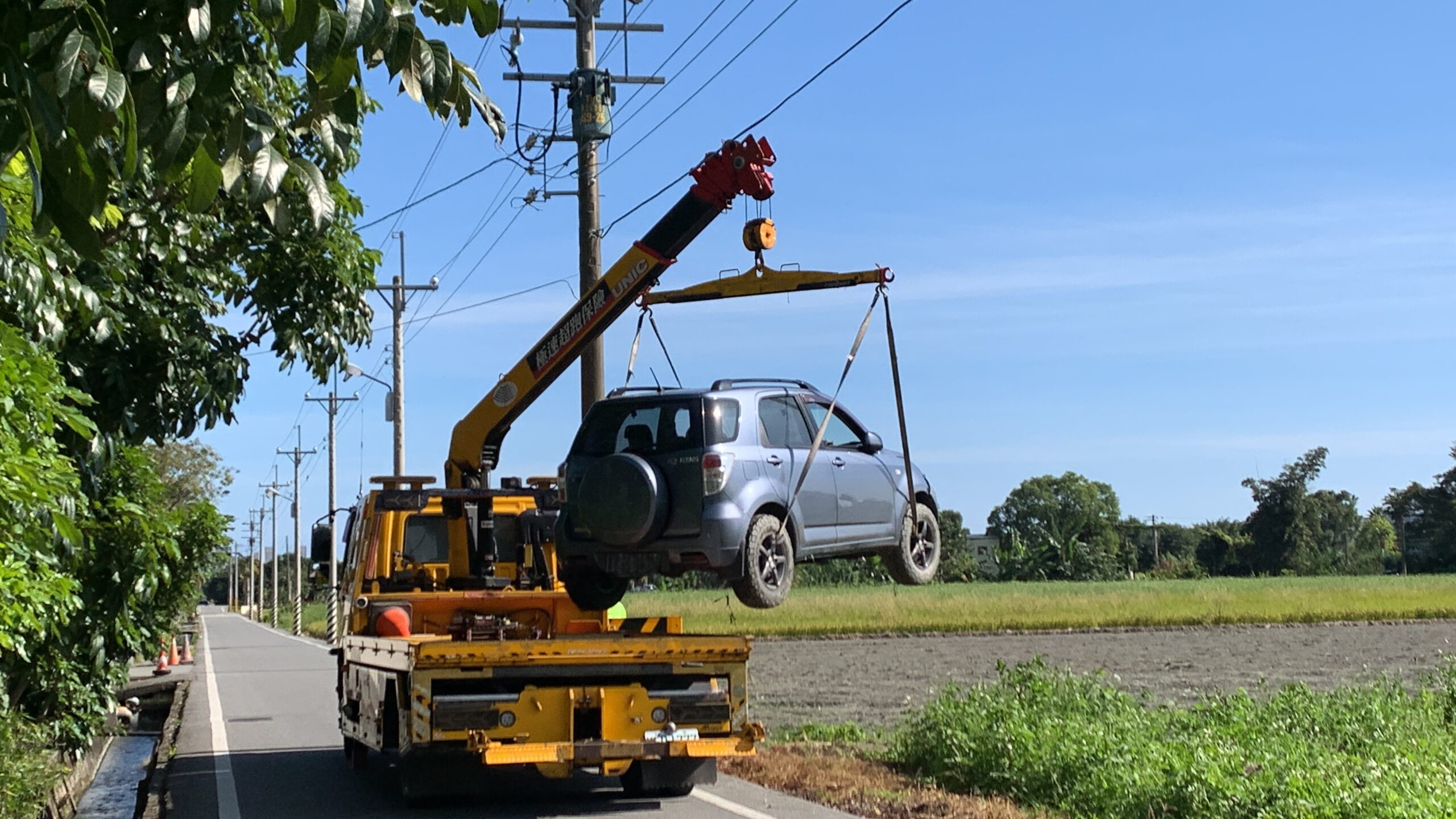 花蓮事故拖吊 - 衝入田埂中間案例 車輛事故衝到田埂中間救援