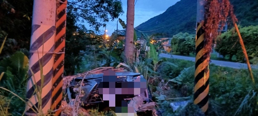 台11線水璉村路段車輛翻落三層樓高邊坡