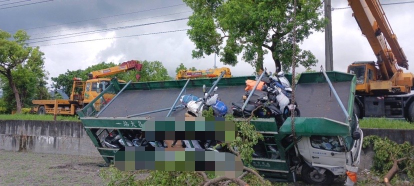花蓮事故拖吊 - 大貨車跌入田間案例一 大貨車跌入田間救援案例一
