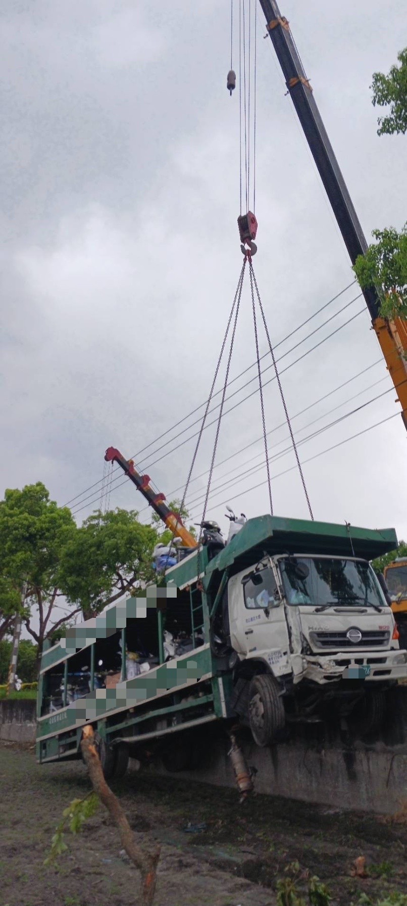 花蓮事故拖吊 - 大貨車跌入田間案例二 大貨車跌入田間救援案例二