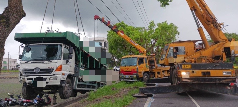 花蓮事故拖吊 - 大貨車跌入田間案例三 大貨車跌入田間救援案例三