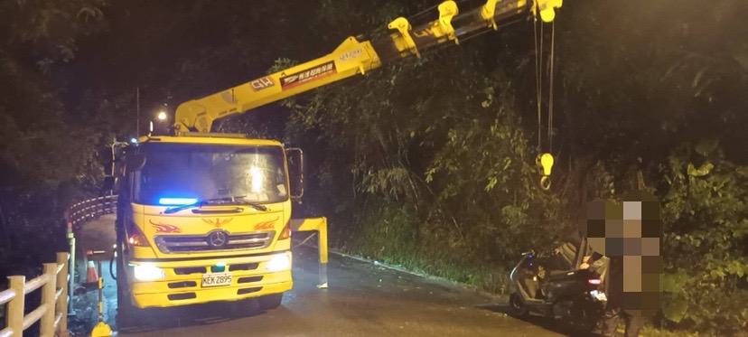 花蓮輪胎掉水溝救援 - 整台機車掉入水溝案例 整台機車掉入水溝救援案例
