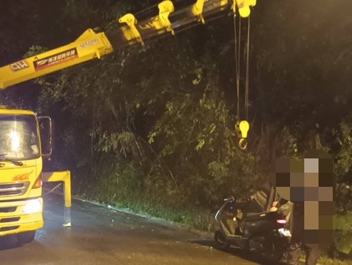 花蓮機車掉入水溝救援 吊掛脫困拖車救援