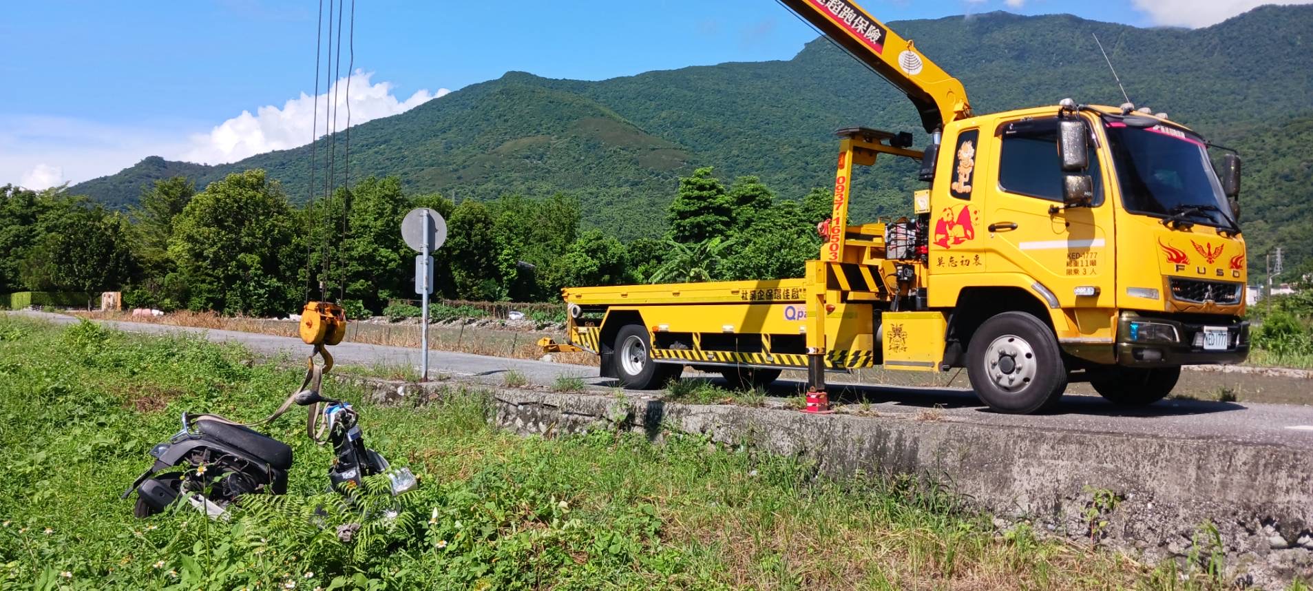 花蓮事故拖吊 - 機車衝落田埂案例 機車衝落田埂事故救援