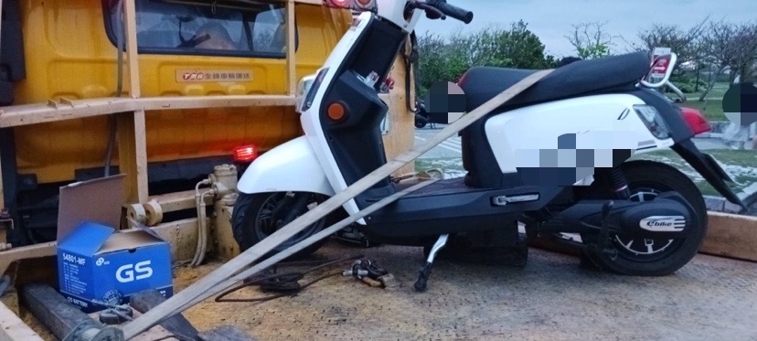 花蓮機車道路救援 白牌速克達拖車載運實拍