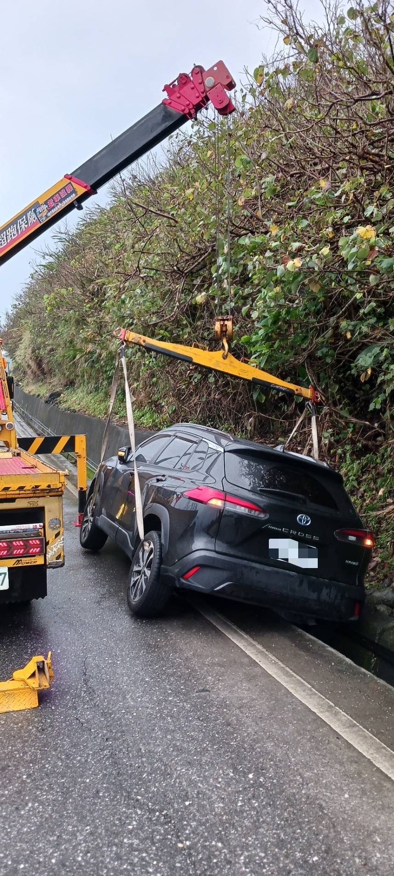 花蓮輪胎掉水溝救援 - 車輪陷入水溝現場 花蓮車輪陷入水溝救援