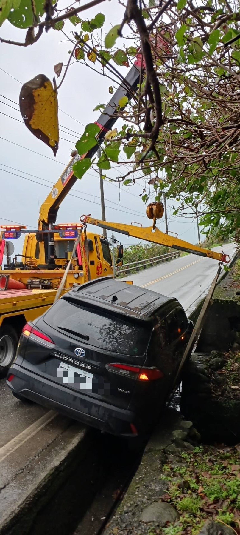 花蓮輪胎掉水溝救援 - 車輪陷入水溝案例一 花蓮車輪陷入水溝救援案例一