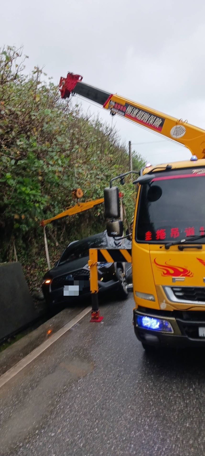 花蓮輪胎掉水溝救援 - 車輪陷入水溝案例二 花蓮車輪陷入水溝救援案例二
