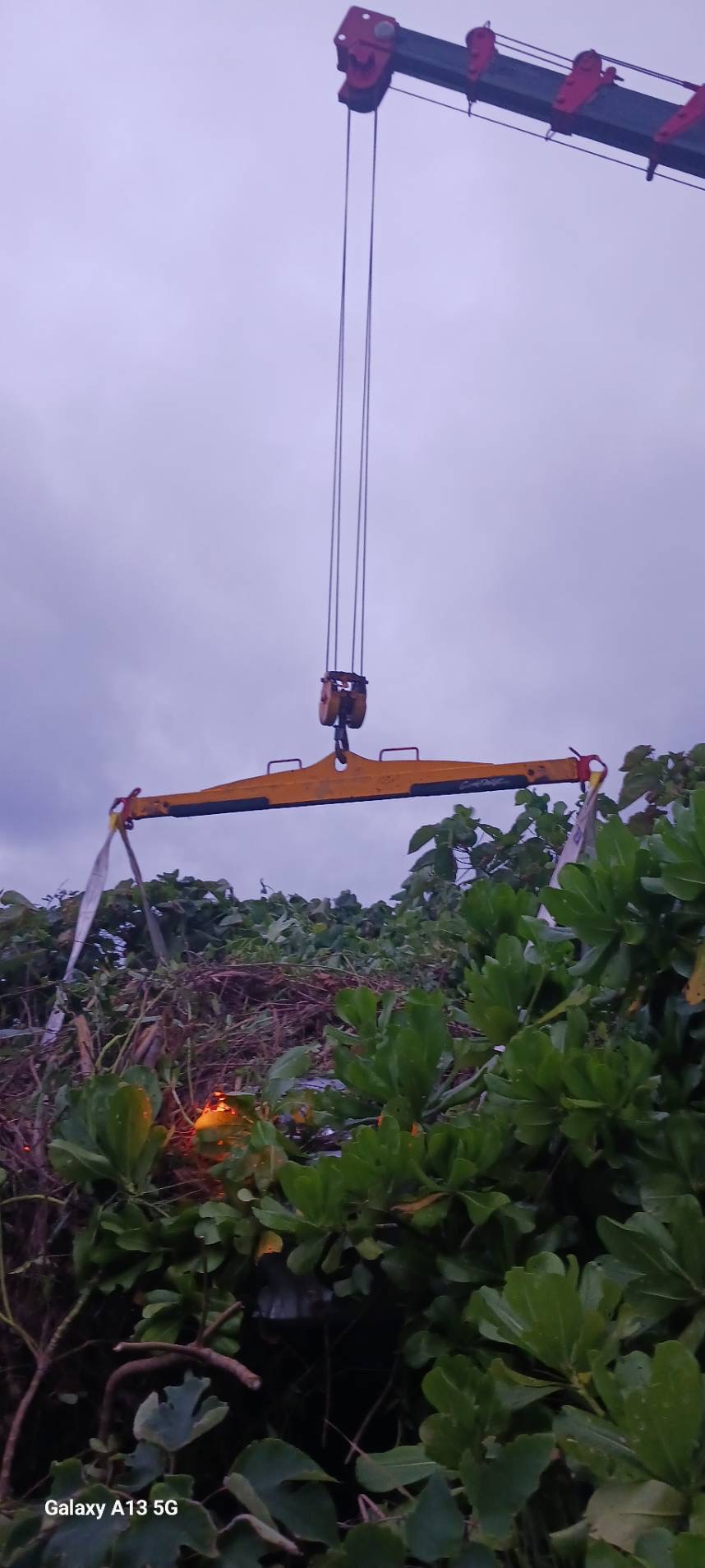 靜浦部落衝破護欄墜落橋下事故現場